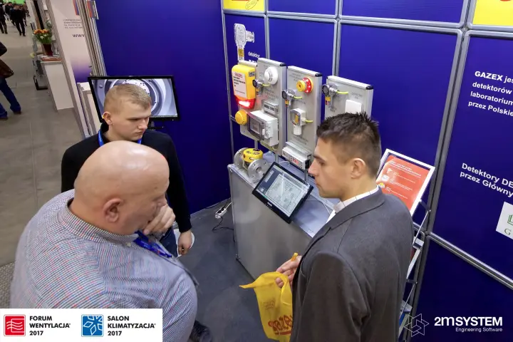 Gazex demo rack with DEX detectors explained to visitors at Forum Wentylacja 2017