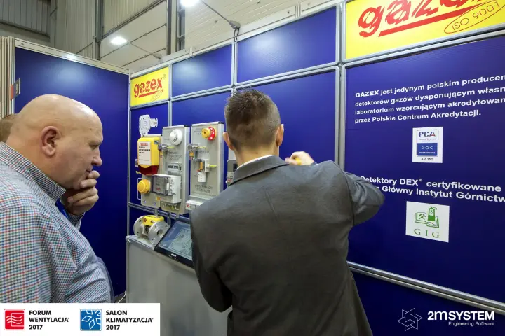 Gazex staff demonstrating gas detection panels to a visitor at Forum Wentylacja 2017