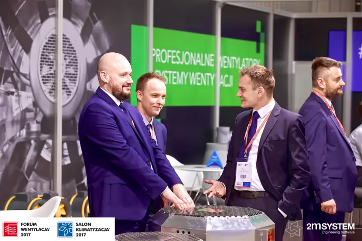 Harmann team by a roof fan under the green ventilation slogan at Forum Wentylacja 2017
