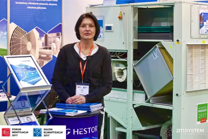 Hestor counter beside an opened unit with a NAJCIEKAWSZY PRODUKT card at Forum Wentylacja 2017
