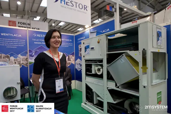 Hestor representative with the exposed internals of an air handling unit at Forum Wentylacja 2017