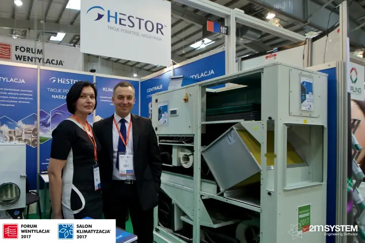 Hestor staff portrait next to an open heat recovery air handling unit at Forum Wentylacja 2017