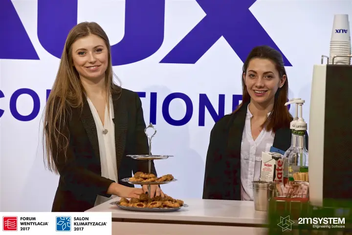 Hostesses serve cookies at the AUX coffee counter at Forum Wentylacja 2017