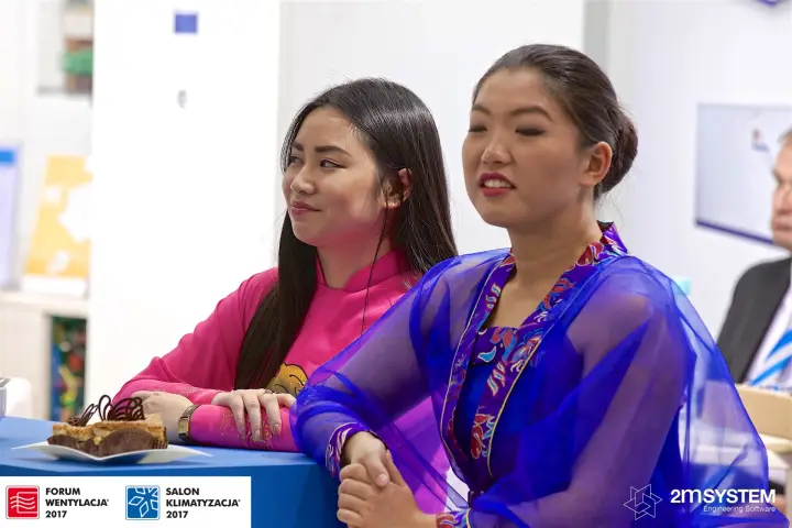 Hostesses in traditional costumes at the Schiessl stand counter at Forum Wentylacja 2017