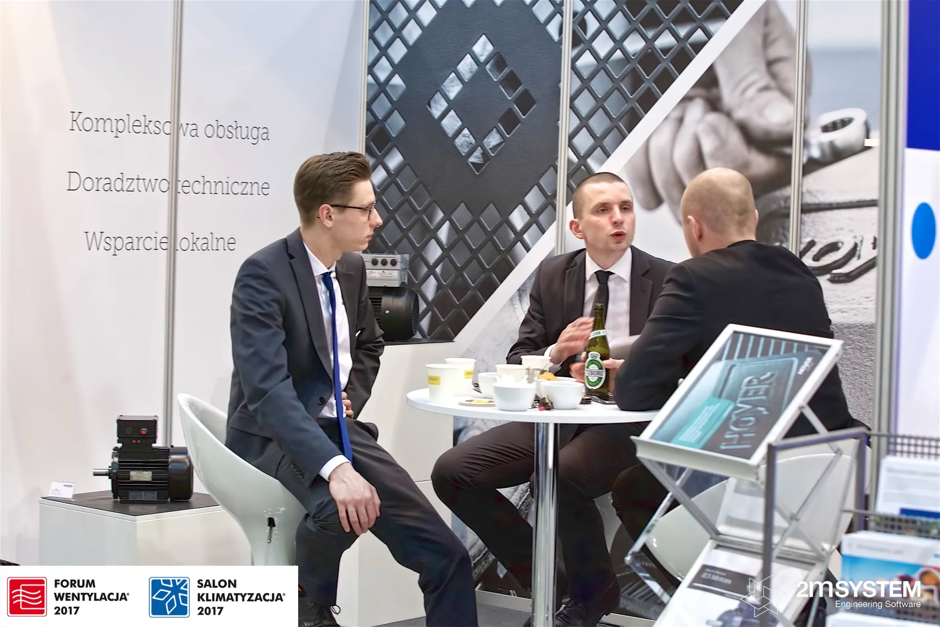 Hoyer staff in conversation at the stand's round table at Forum Wentylacja 2017