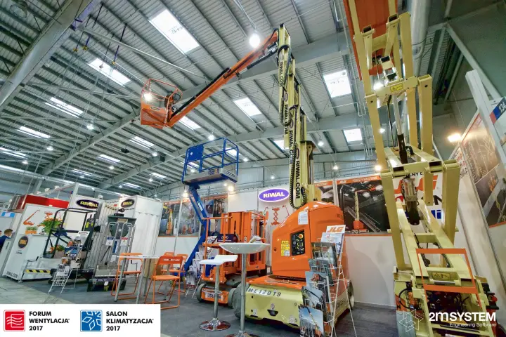 JLG Toucan boom lift raised high over the Riwal stand