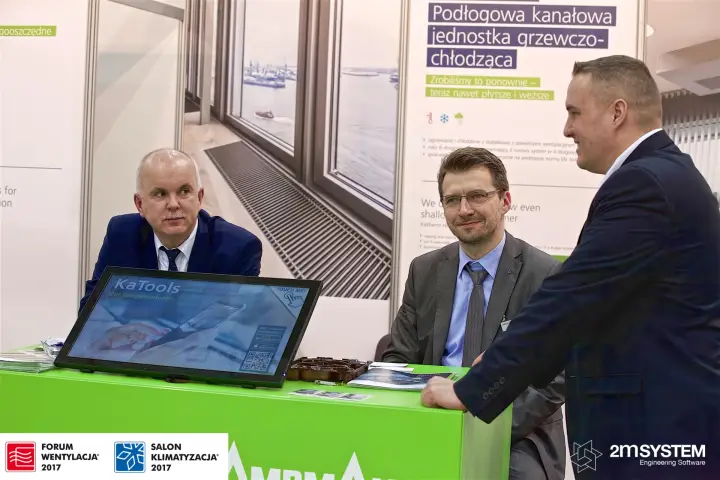 Kampmann staff at the green counter with KaTools touchscreen at Forum Wentylacja 2017
