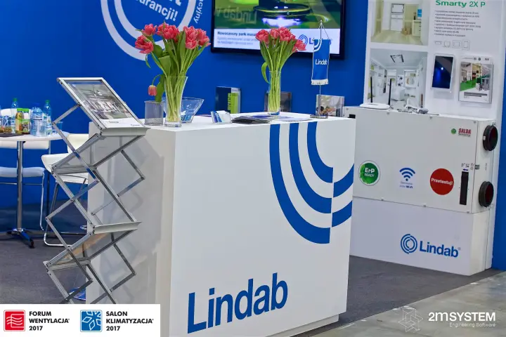 Lindab reception counter next to a Salda Smarty 2X P heat recovery unit at Forum Wentylacja 2017