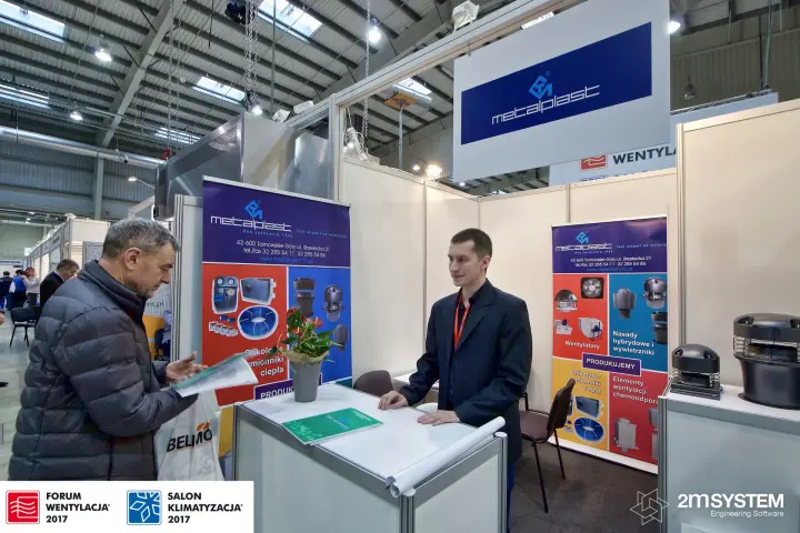Metalplast stand with roof ventilators and product roll-up banners