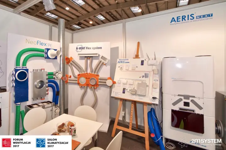 NeoFlex PE and R-VENT Flex distribution boards beside an AERIS NEXT unit at Forum Wentylacja 2017