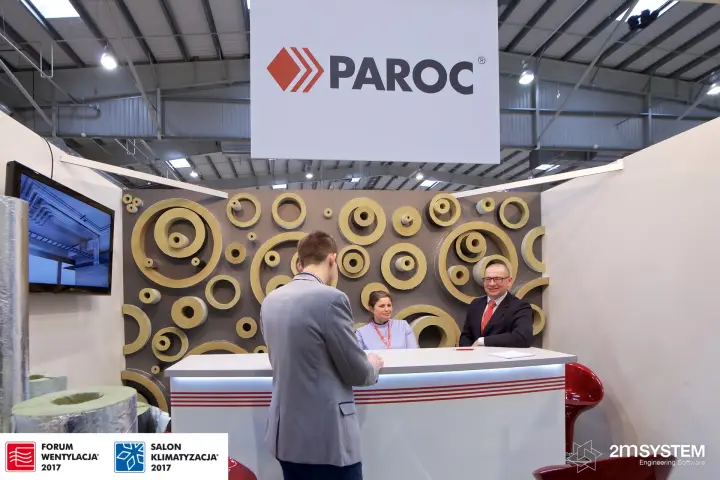 Paroc counter conversation under the large hanging logo sign at Forum Wentylacja 2017