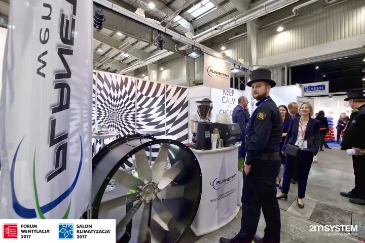 Planetfan axial fan beside an espresso bar and op-art black-and-white wall at Forum Wentylacja 2017