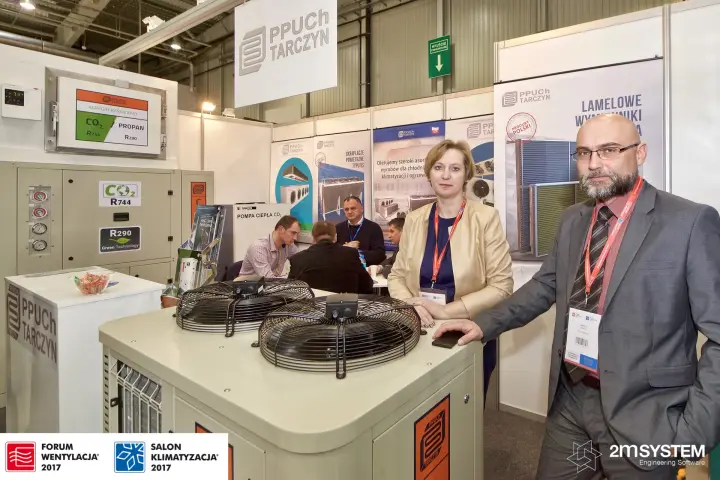 PPUCh Tarczyn staff beside a twin-fan condensing unit and CO2/propane cascade unit at Forum Wentylacja 2017