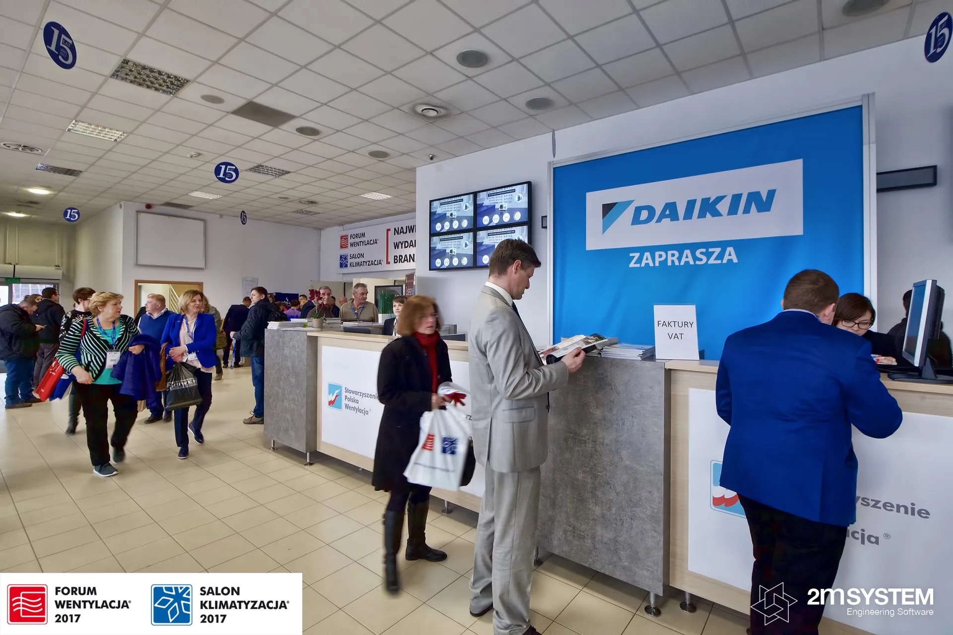 Registration lobby with a blue Daikin "Zaprasza" backdrop behind the counters at Forum Wentylacja 2017