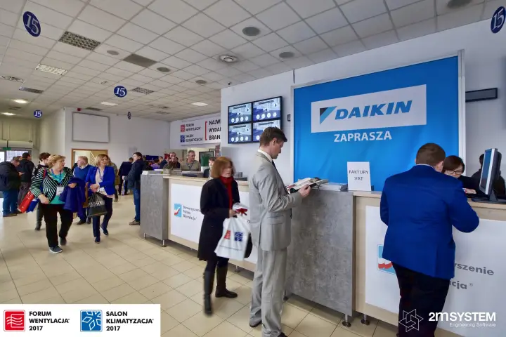 Registration lobby with a blue Daikin "Zaprasza" backdrop behind the counters at Forum Wentylacja 2017