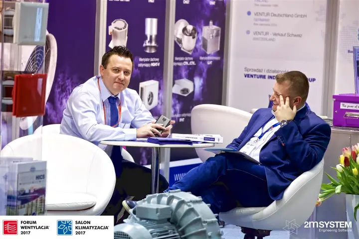Relaxed meeting in white armchairs on the Venture Industries stand at Forum Wentylacja 2017