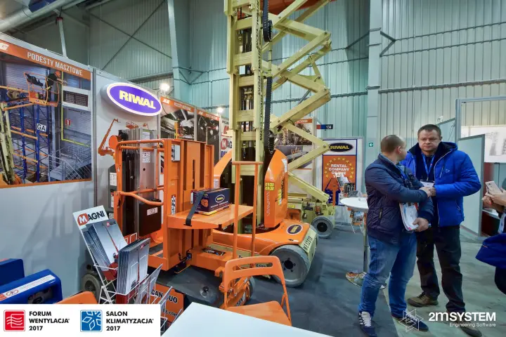 Riwal stand 134 with JLG mast and scissor lifts and Magni brochures at Forum Wentylacja 2017