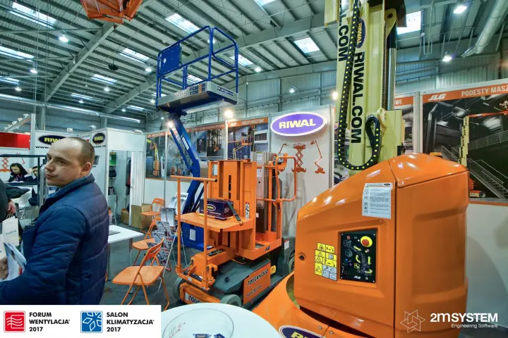 Riwal stand with JLG Toucan Duo mast lift and Power Tower