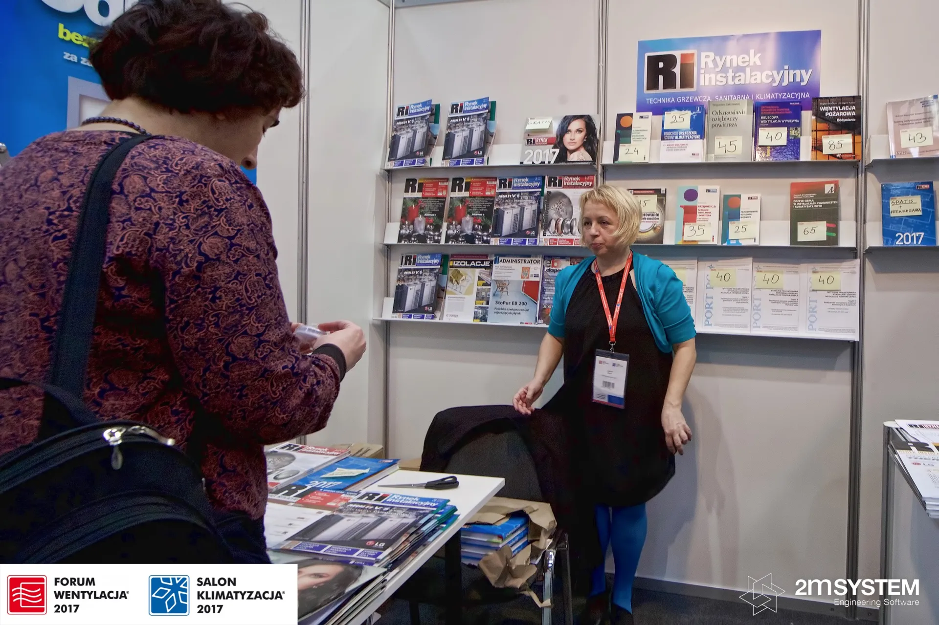 Rynek Instalacyjny magazine stand with priced trade books on shelves at Forum Wentylacja 2017