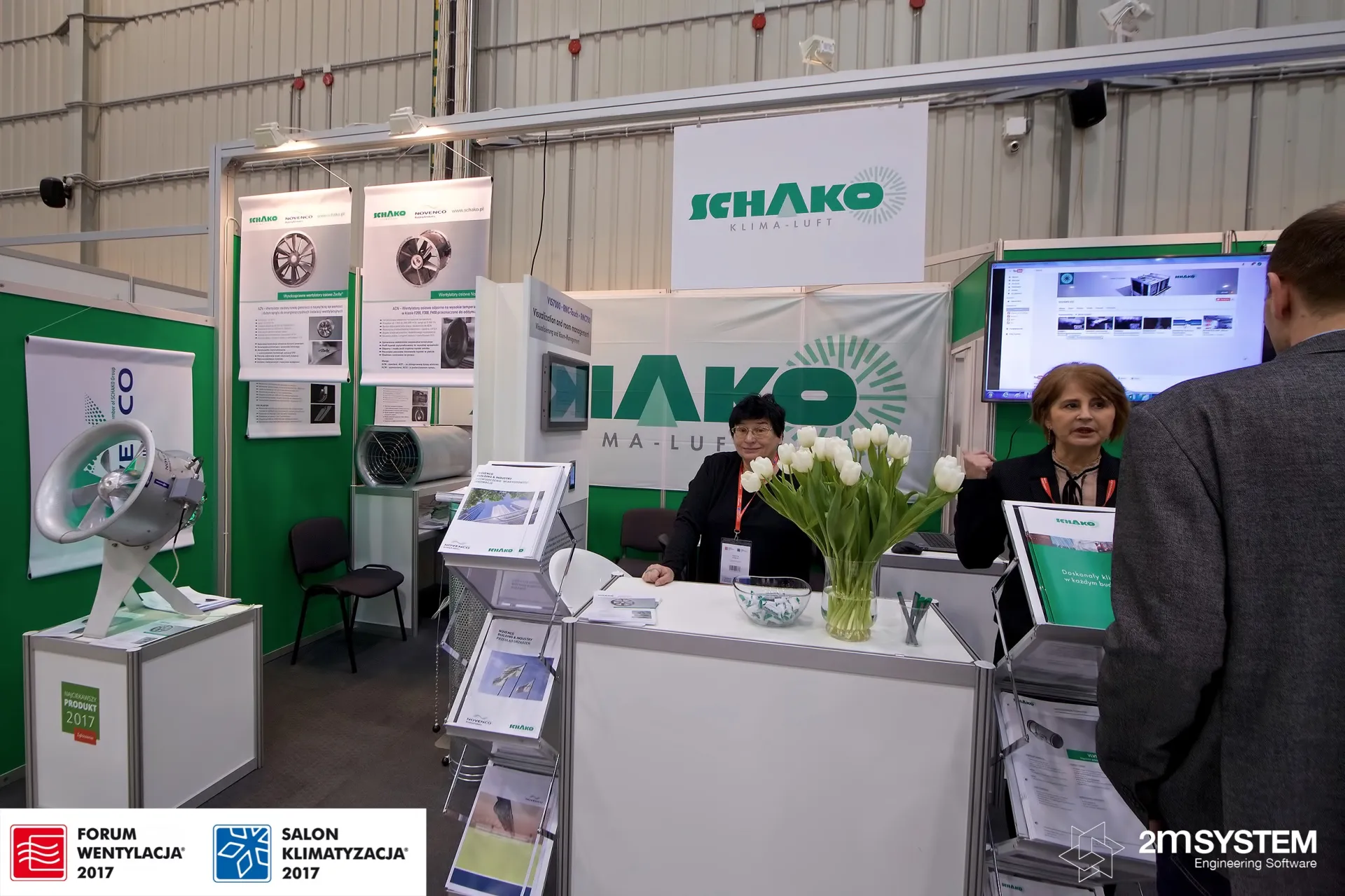 Schako reception counter with tulips and "Najlepszy Produkt 2017" fan at Forum Wentylacja 2017
