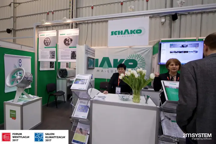 Schako reception counter with tulips and "Najlepszy Produkt 2017" fan at Forum Wentylacja 2017