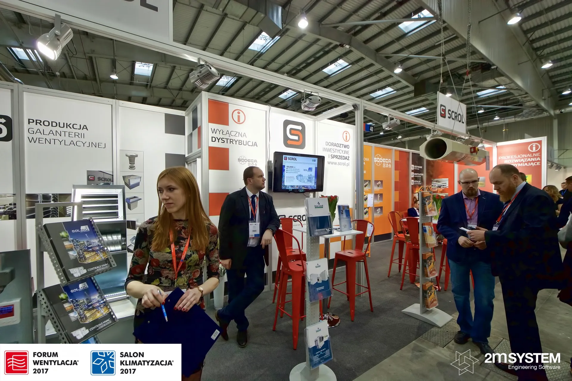 Scrol stand front with screen, Solano brochures and red bar stools at Forum Wentylacja 2017