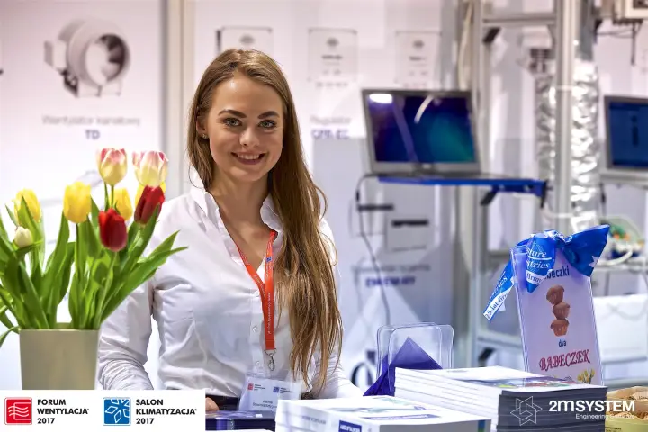 Staff member at the Venture Industries reception desk at Forum Wentylacja 2017