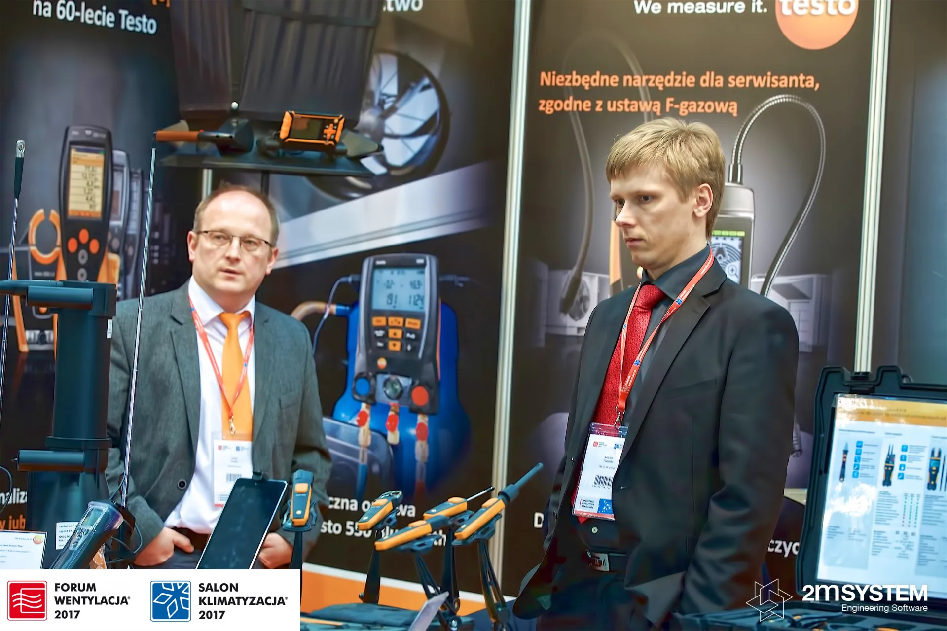 Testo staff beside digital manifold and probe displays at Forum Wentylacja 2017
