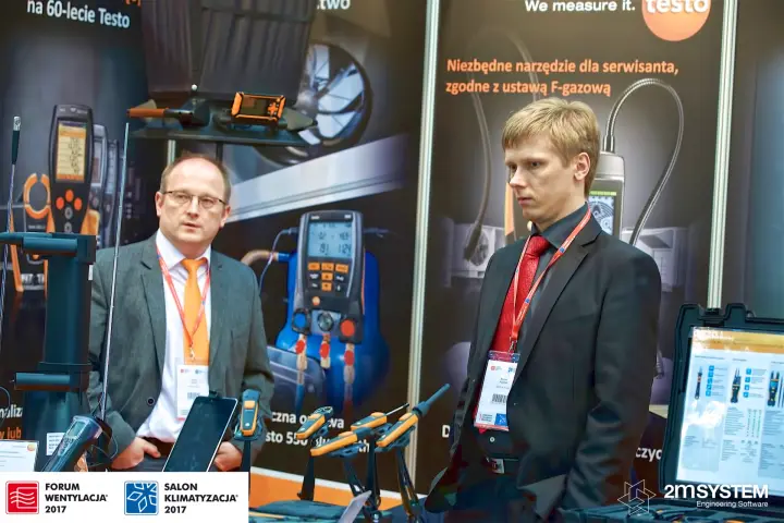 Testo staff beside digital manifold and probe displays at Forum Wentylacja 2017