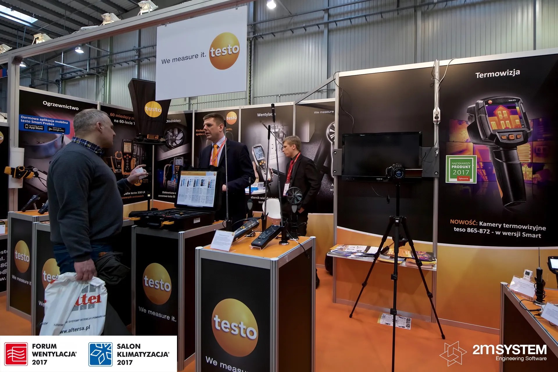 Testo stand with thermal imaging wall and "Najciekawszy Produkt" badge at Forum Wentylacja 2017