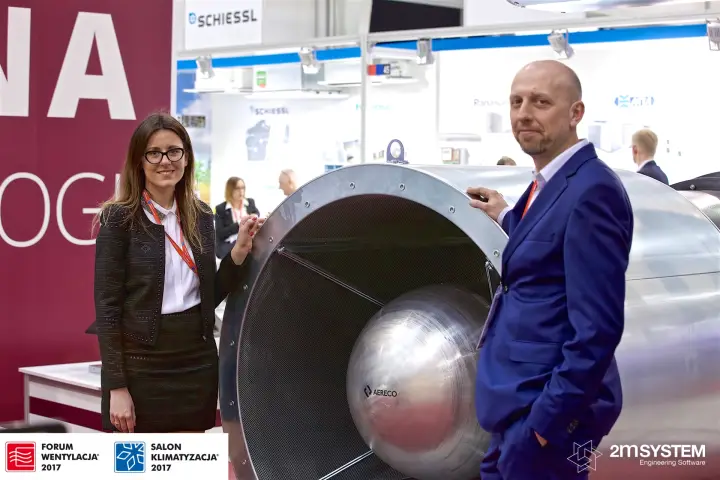 Two exhibitors posing with the Aereco fan at the Arena display at Forum Wentylacja 2017