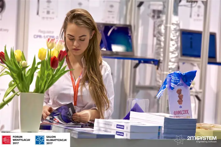Venture Industries reception counter with catalogues and tulips at Forum Wentylacja 2017