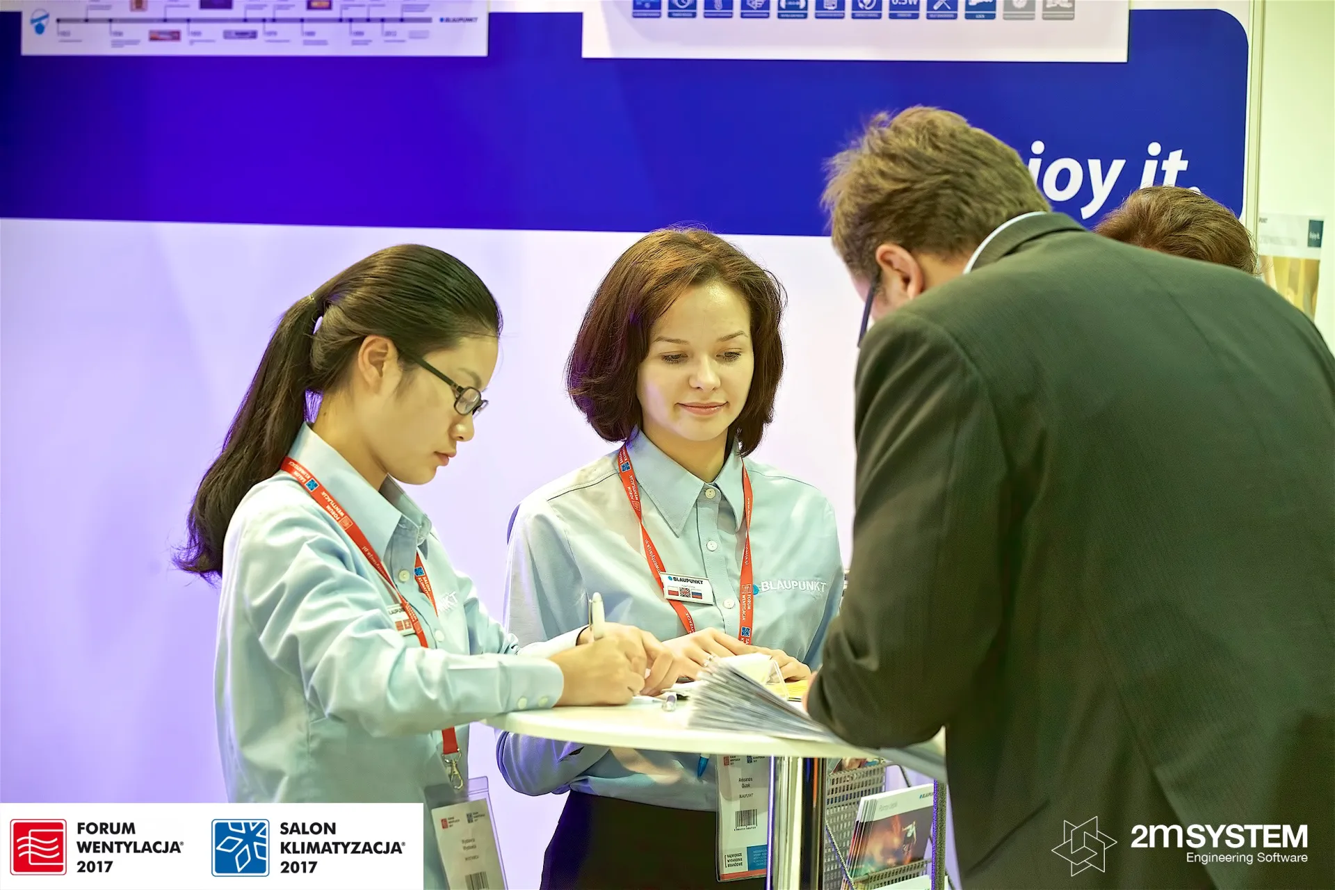 Visitor consultation at the Blaupunkt air conditioning stand at Forum Wentylacja 2017