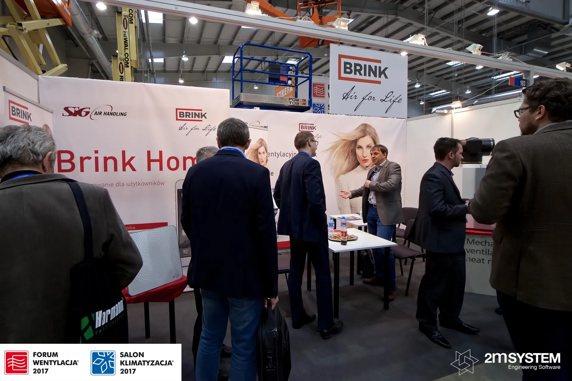 Visitors crowding the Brink stand with 'Brink Home' graphics at Forum Wentylacja 2017