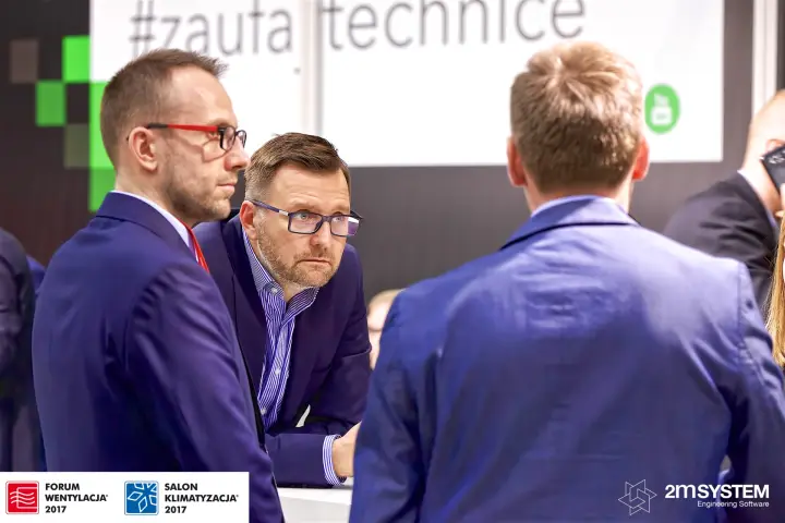 Visitors in discussion beneath the "#zaufaj technice" panel at Forum Wentylacja 2017