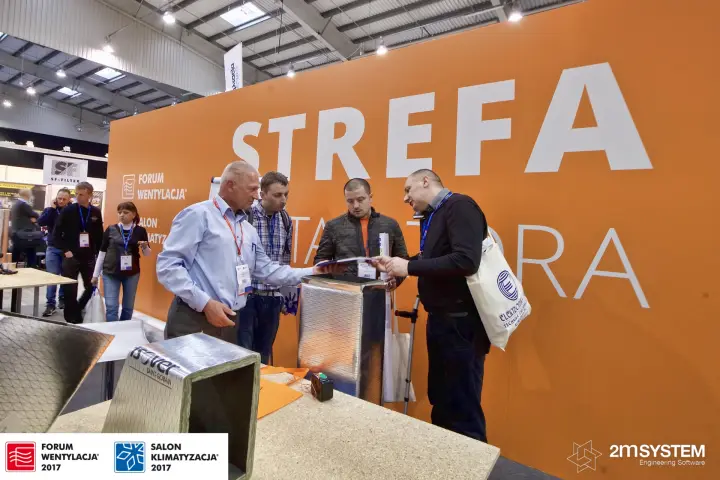 Visitors examine Isover duct board samples at Strefa Instalatora