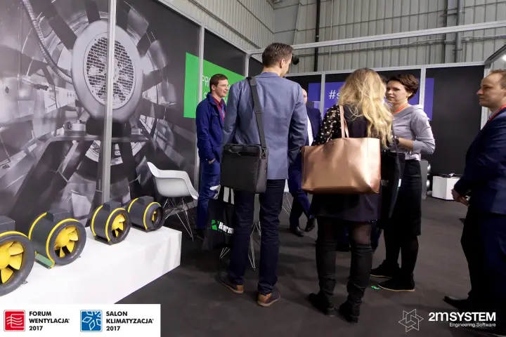 Visitors gather by yellow mixed-flow duct fans on the Harmann stand at Forum Wentylacja 2017