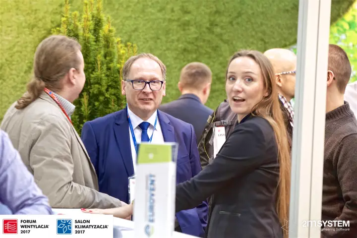 Visitors gathered at the VBW reception counter at Forum Wentylacja 2017