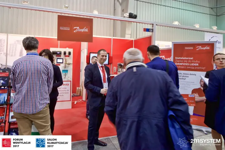 Visitors at the red Danfoss stand with installer club roll-up at Forum Wentylacja 2017