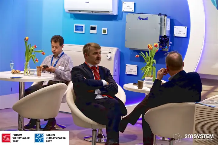 Visitors seated before Airwell HBV, DAV and FAV indoor units at Forum Wentylacja 2017
