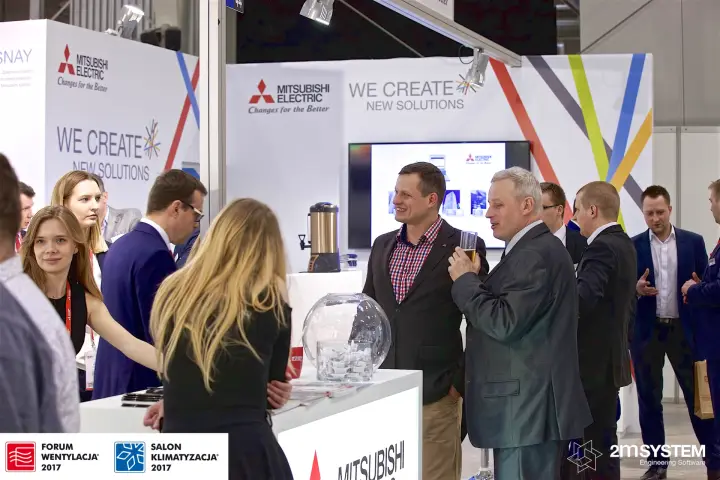 Visitors and staff around the Mitsubishi Electric reception desk at Forum Wentylacja 2017