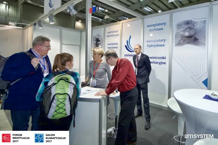 Visitors at the Uniwersal counter on stand 38 at Forum Wentylacja 2017