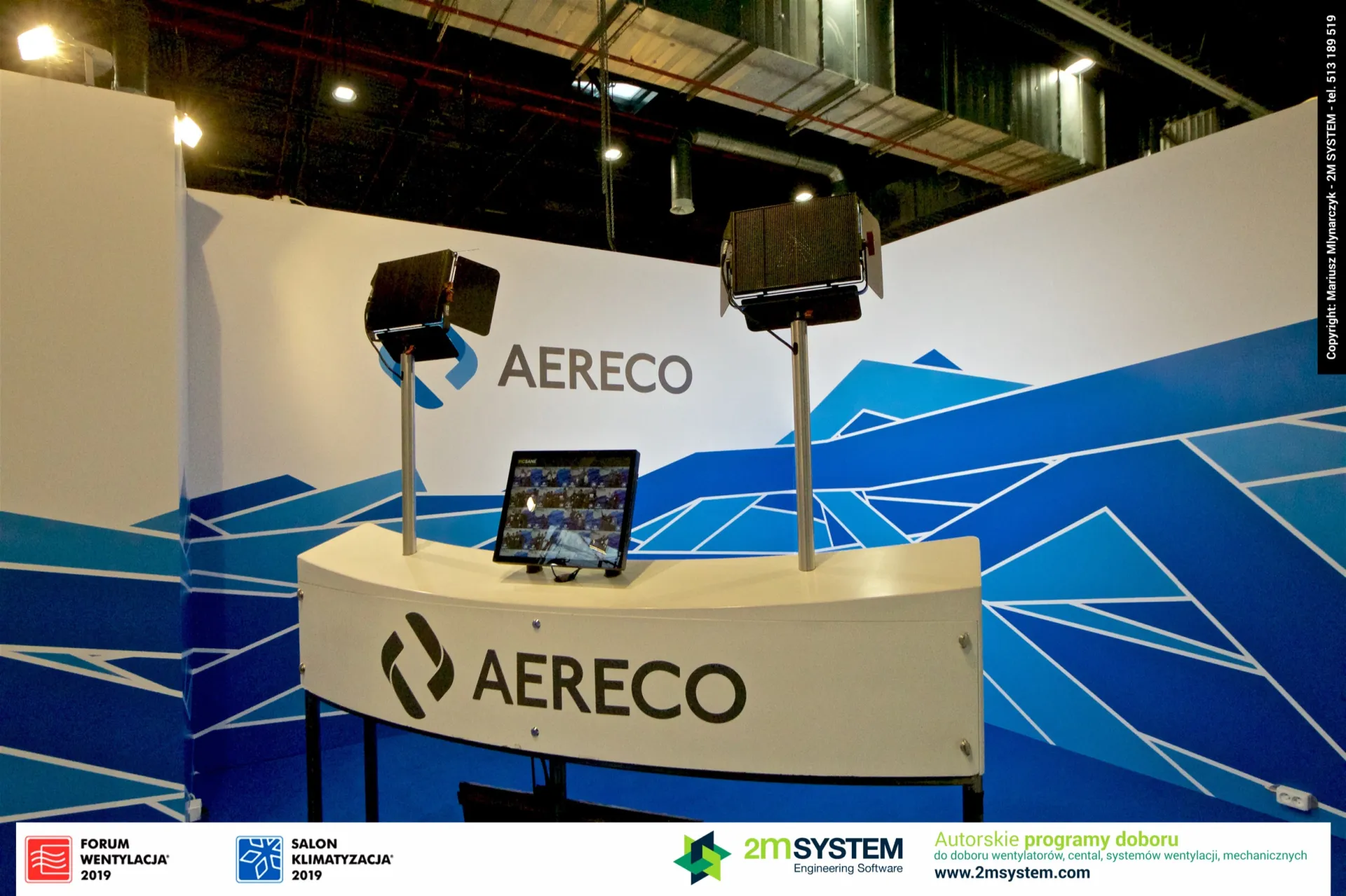 Aereco presentation desk with screen and two stage spotlights at Forum Wentylacja 2019