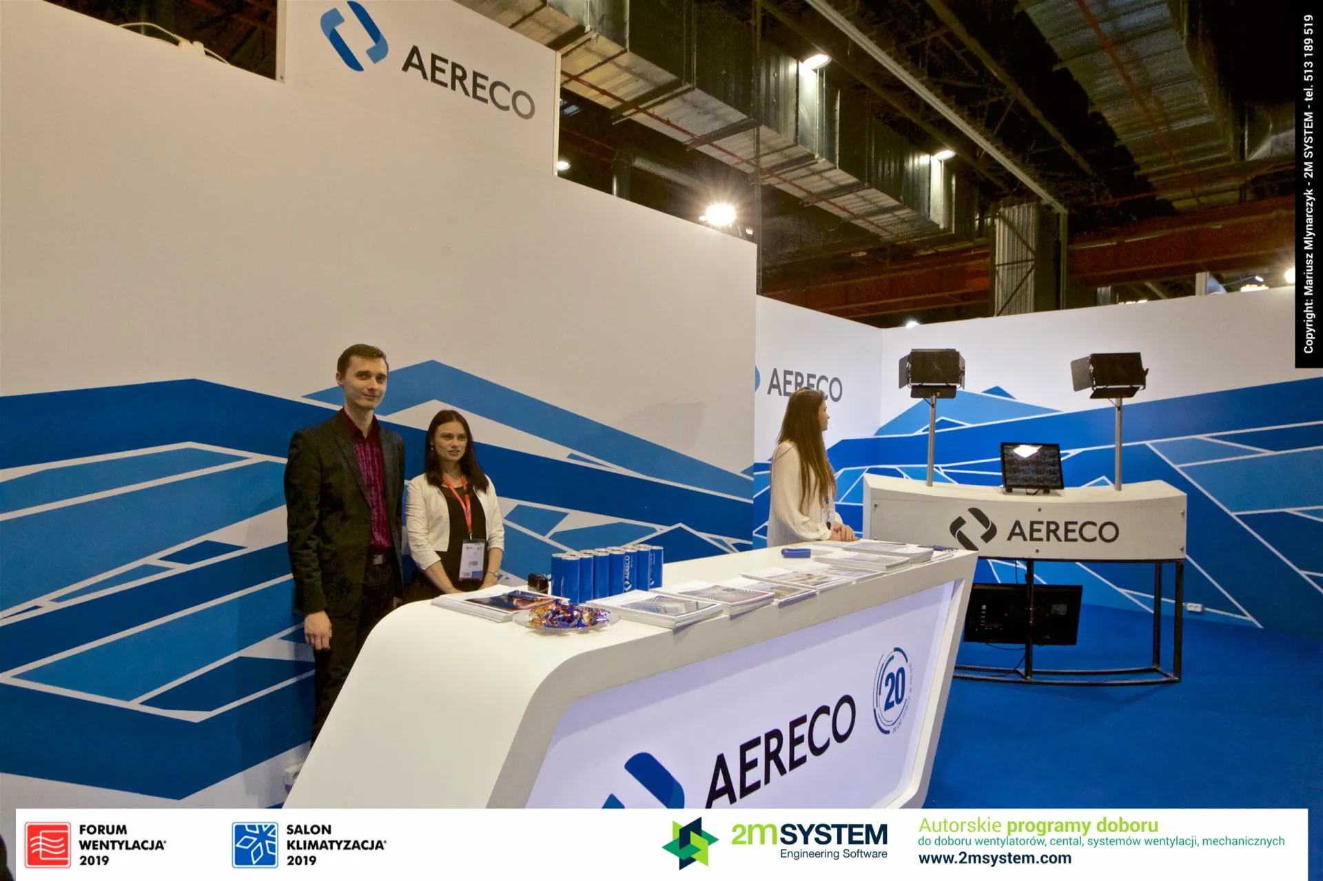 Aereco reception counter with 20th anniversary logo and staff at Forum Wentylacja 2019