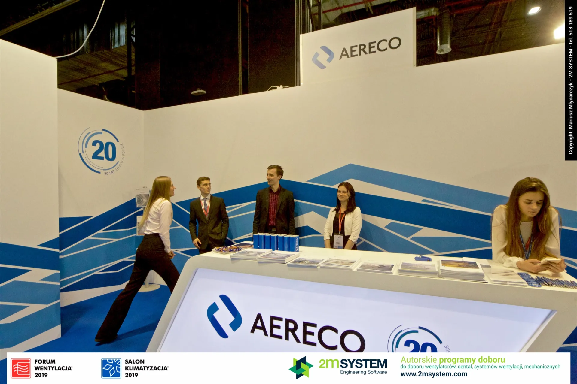 Aereco team at the backlit counter marking 20 years in Poland at Forum Wentylacja 2019