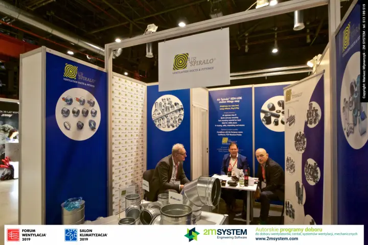Air Spiralo galvanised fittings in front of its blue KEN-LOK panels at Forum Wentylacja 2019