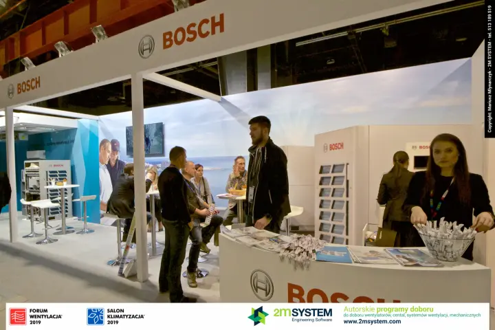 Bosch stand reception counter with a seaside backdrop and VRF outdoor units at Forum Wentylacja 2019