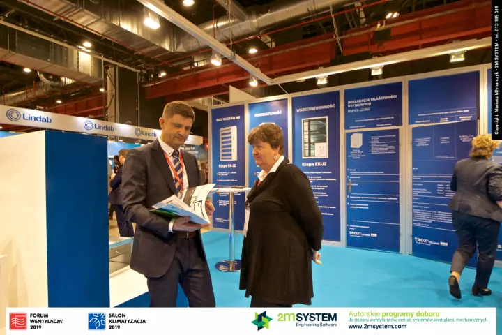 Brochure discussion at the Trox stand by the EK-JZ damper panels at Forum Wentylacja 2019