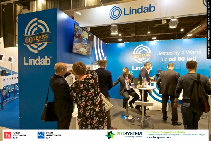 Busy Lindab stand corner with the 60 Years 1959-2019 column at Forum Wentylacja 2019