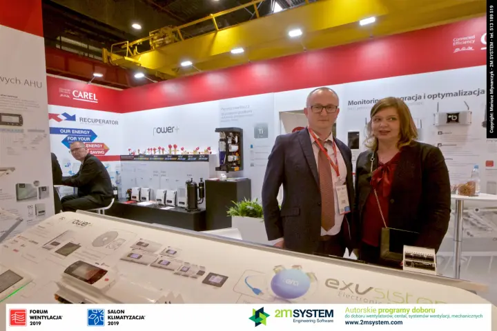 Carel team portrait with humidifier and monitoring solutions on the walls at Forum Wentylacja 2019